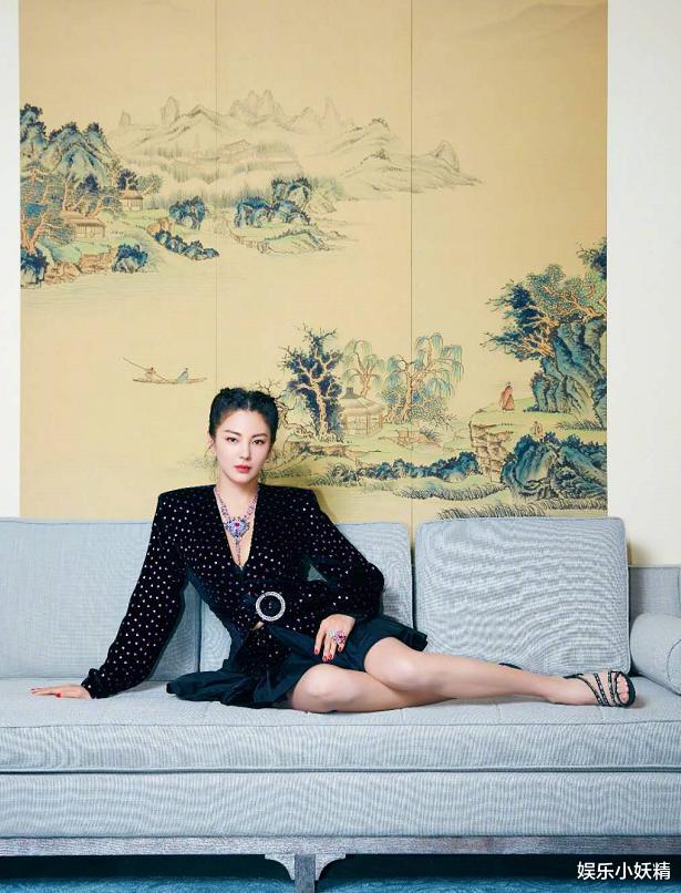 张雨绮|张雨绮首次对“断层鞋”下手，坐下时腿部无间隙，连张纸都塞不下