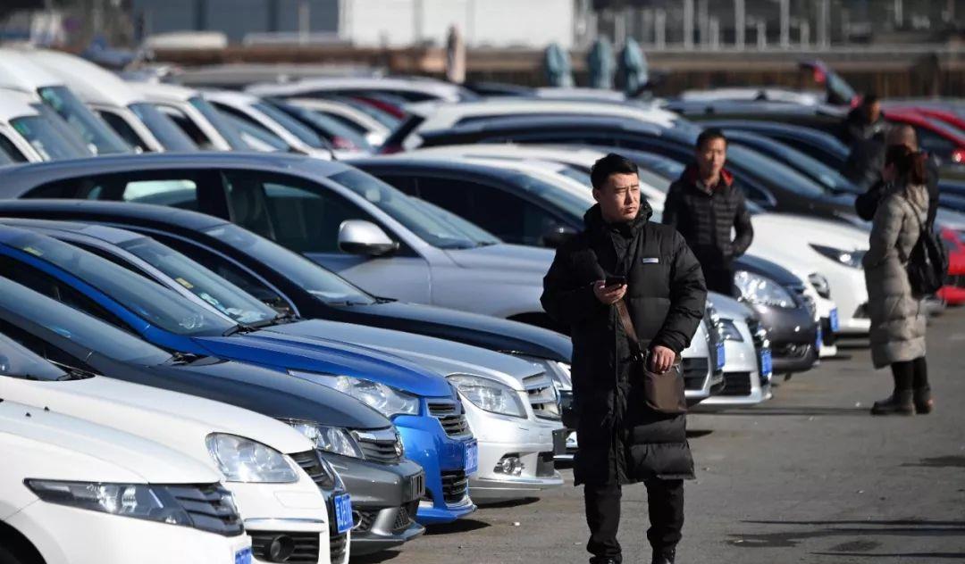 「新车」二手市场有很多九成新的车,为啥车主会直接卖掉?行内人一语戳破
