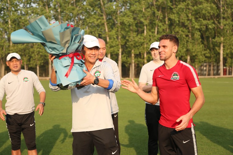 河南建业■建业全队通过体测，王宝山点名两将体重超标，球队确定新发展思路