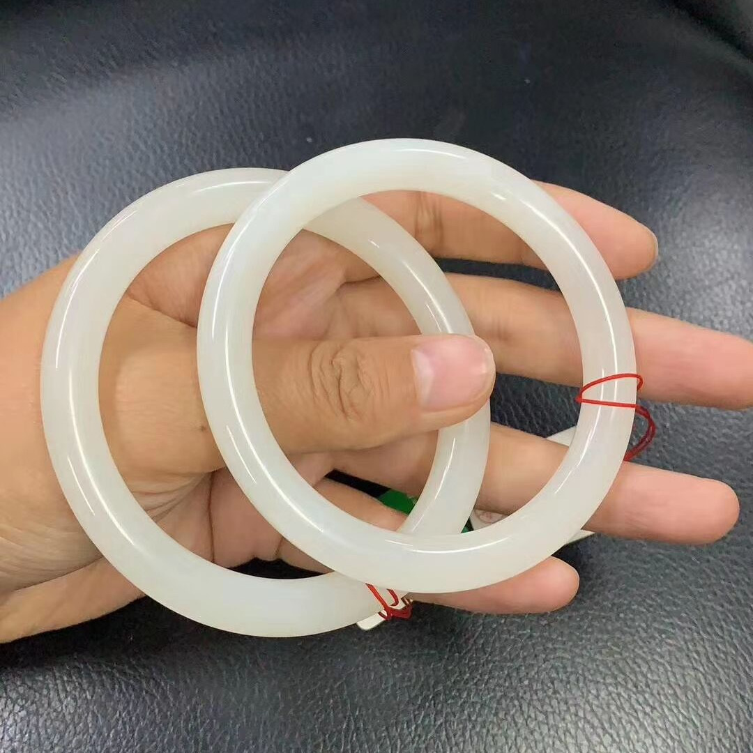 「和田玉籽料」为什么和田玉 籽料手镯比山料手镯贵那么多？理性分析一下