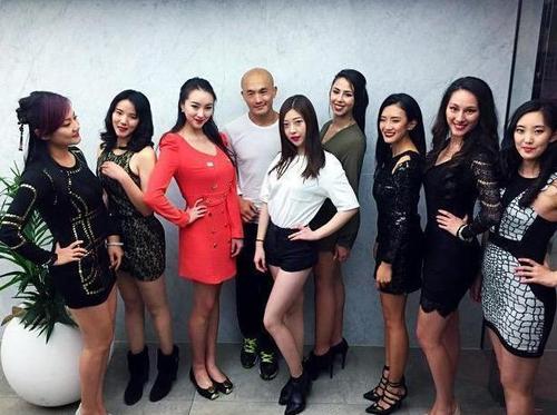 『迈克·泰森』差距大啊！33岁一龙和53岁泰森！一个小肚腩还哭咧 一个壮如牛！