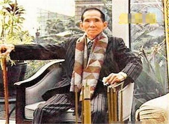 『黑帮老大』黑帮老大身高1.58米，死后上万人送行，4个貌美女儿却无人敢娶