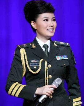 雷佳|她登春晚12次，是首位博士级的歌唱家，背景大今41岁感情成谜