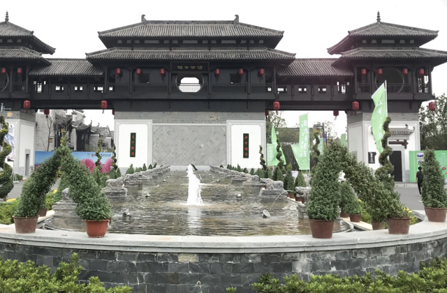 古镇|存在时间不久的古镇,门票就要五十元,客流量稀少