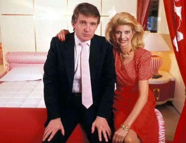 梅拉尼娅■特朗普现任真懂事！大继子结婚，拍全家福时看原配在场她赶紧蹿了