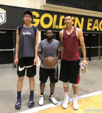 「余嘉豪」2米22天才中锋上演国家队首秀！7分7篮板表现惊艳 或被杜锋重用