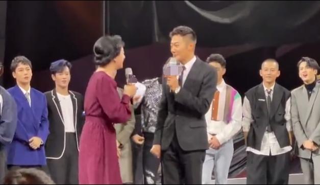 蔡依林|印小天获奖台上跳起舞，台下明星神色各异很尴尬，沉寂8年熬出头