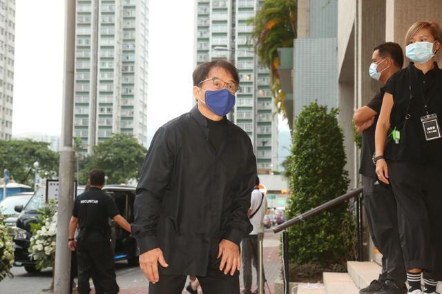 陈木胜|陈木胜出殡场面伤感，洪金宝拄拐送别身形消瘦，成龙甄子丹变憔悴