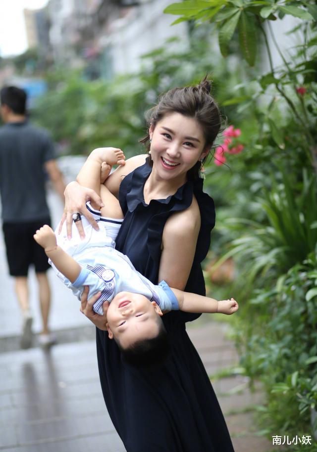 连衣裙■李小萌换发型太美了，穿蓝色V领连衣裙配短发，气质温柔又甜美