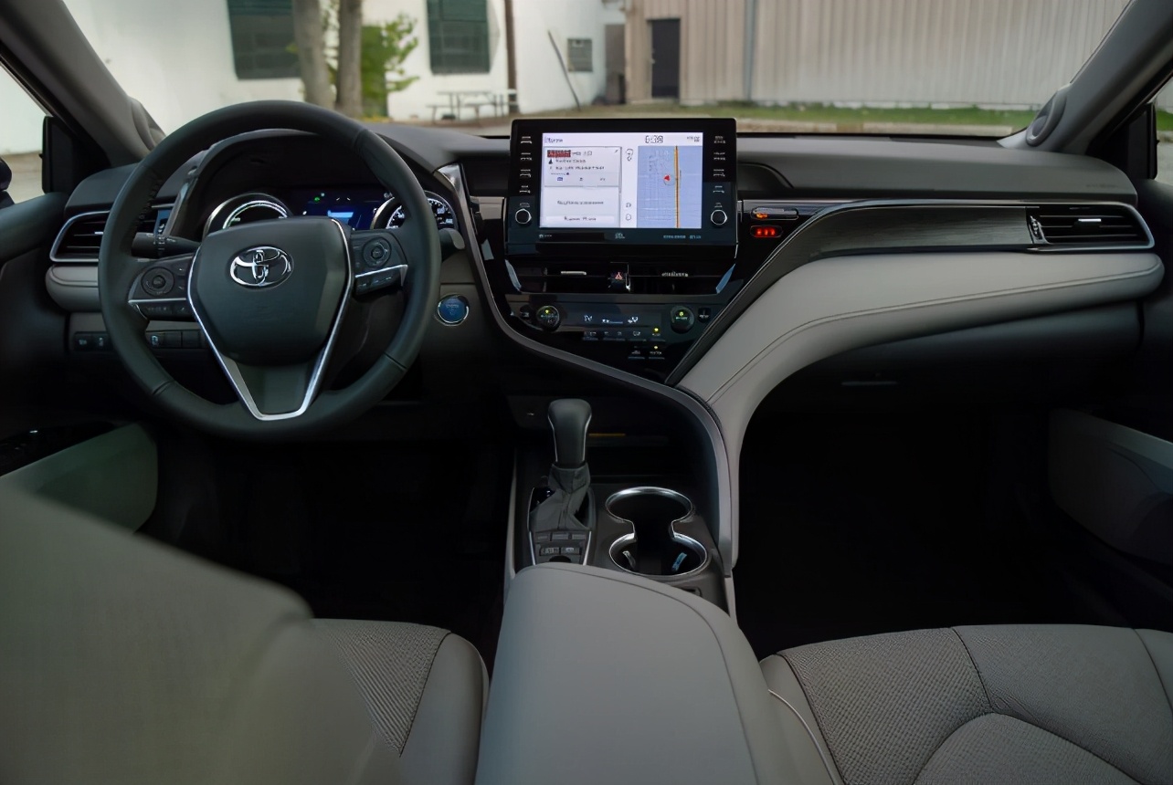2021款豐田凱美瑞發佈，車前臉小改，配懸浮式大屏，全面升級-圖5