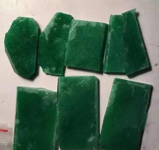 #翡翠#几百万入手翡翠原石梦想赌出满色，却没想到切出了帝王裂