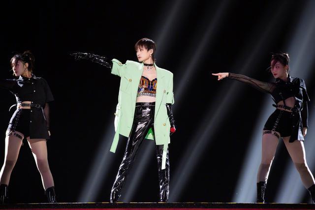 李宇春|《中国好声音》决赛，李宇春“西装+皮裤”亮相露肚皮，不冷吗？