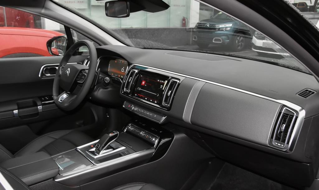 「雪铁龙C6」国人不再追捧它!车长4980mm,满箱跑1100km+只喝92油,没人识货