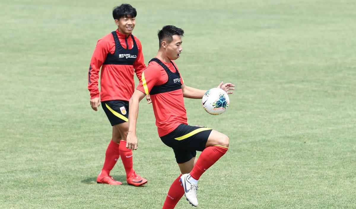 国足:李铁真聪明!亲手将国足10号球衣交给他,蒿俊闵、吴曦都没意见