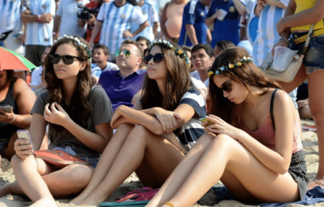 俄罗斯▲大批涌入东北的俄罗斯姑娘，看看她们都在路边做啥工作