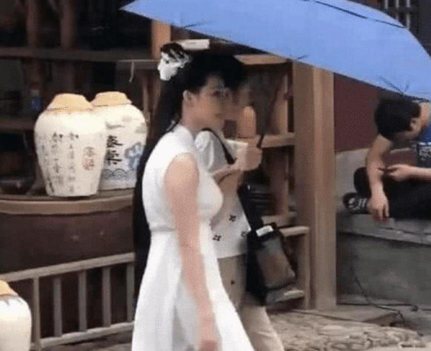 横店@有一种“尴尬”叫横店女群演的穿着，当看到侧面照：这都能演戏？