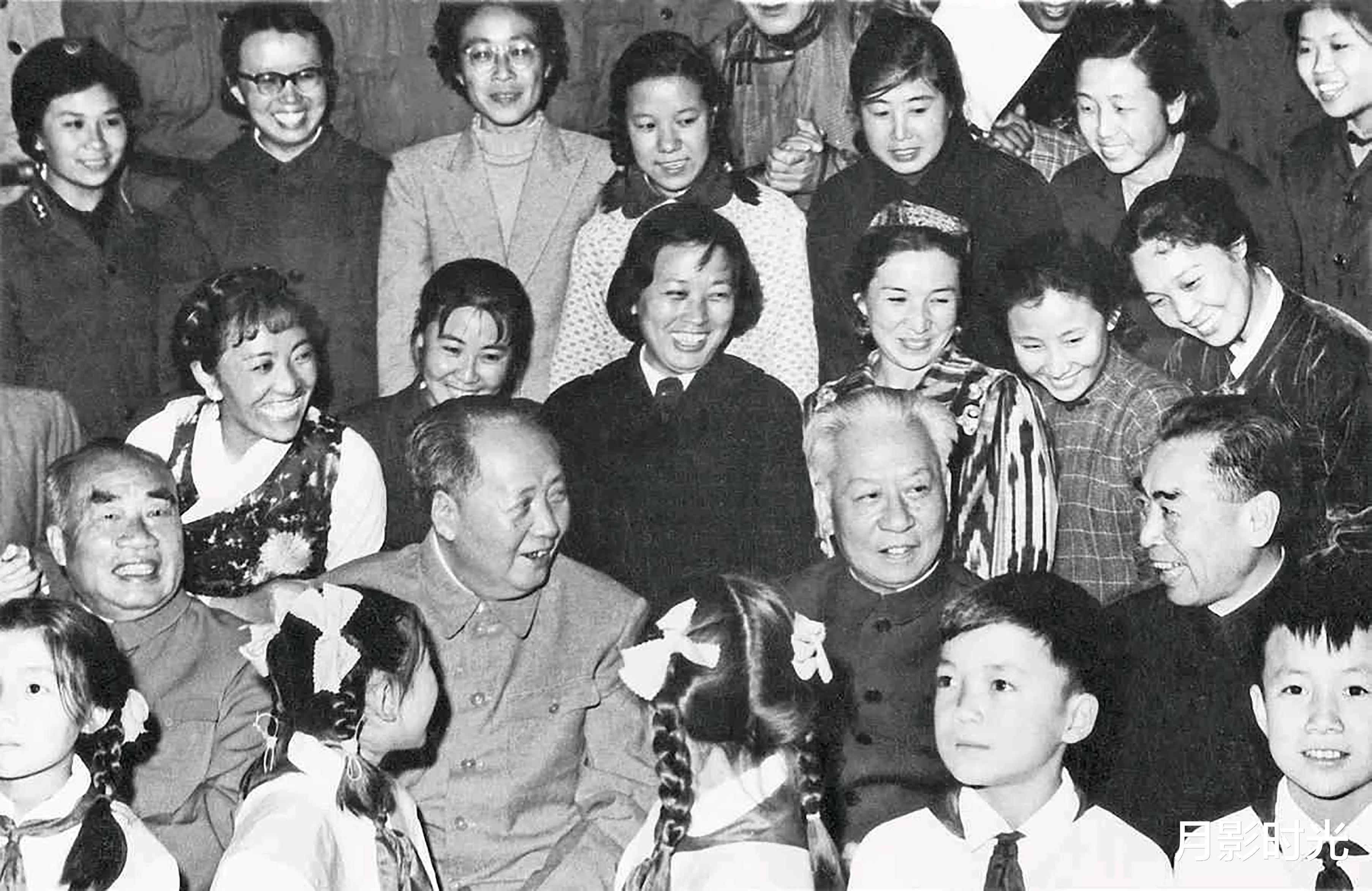 党史|毛主席玩扑克牌，周总理看钓鱼比赛，江青拍摄的庐山仙人洞，或许您第一次见