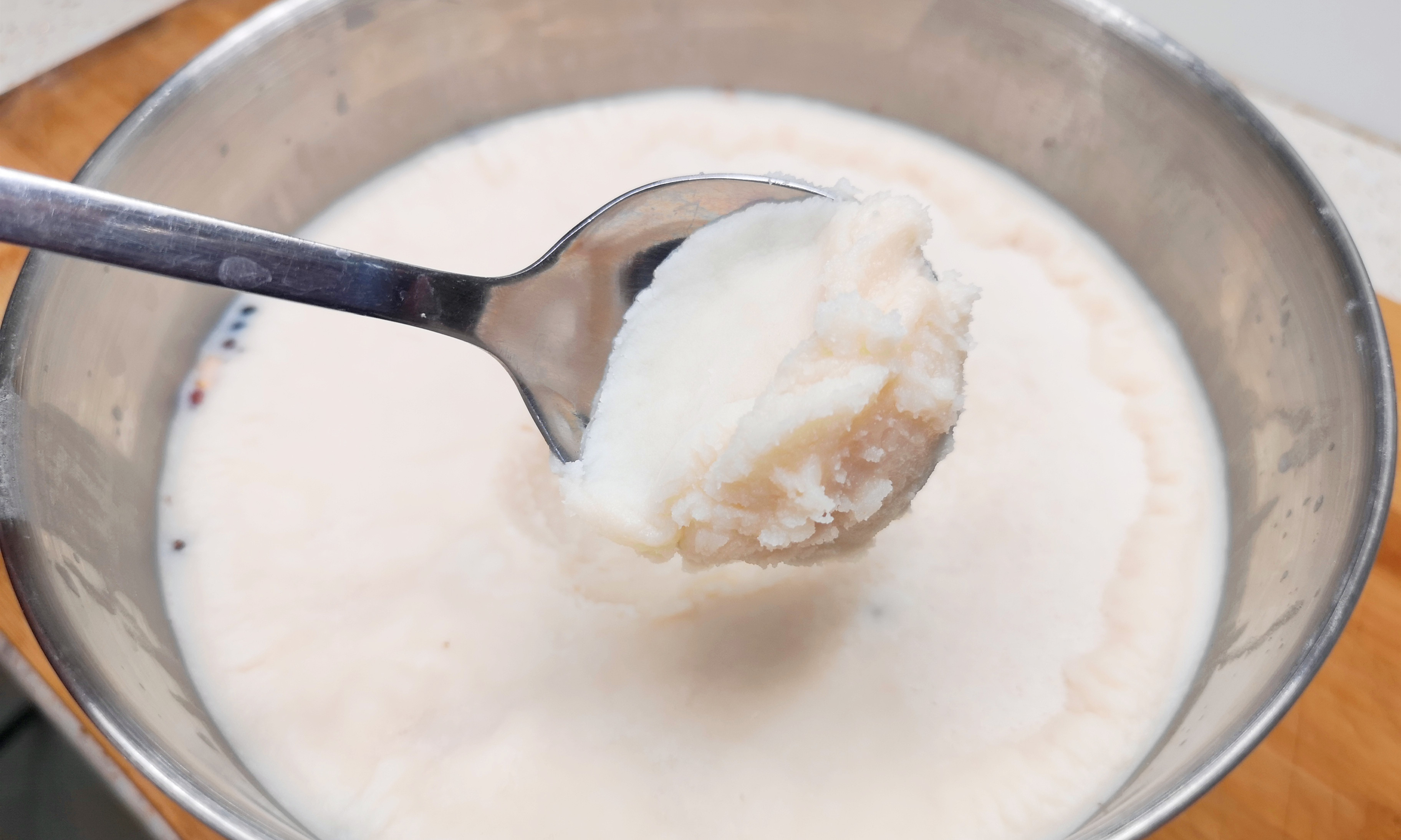 ▲熬猪油时，只加盐就错了，多加这2样，猪油又白又香，放1年都不坏