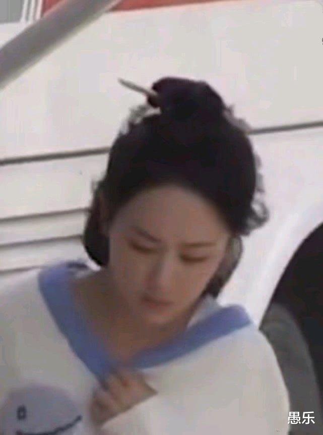 『杨紫』杨紫“真人”到底长什么样?看到路人镜头下的她,网友:确定27岁?