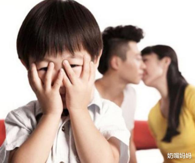 00后|00后小情侣地铁现“不雅”行为,背后的性教育,父母要反思