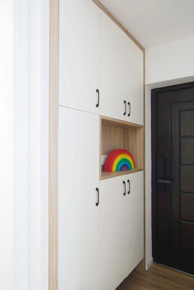 |她家52平两房，一家四口人住，客餐厅一体化，储物空间做到极致