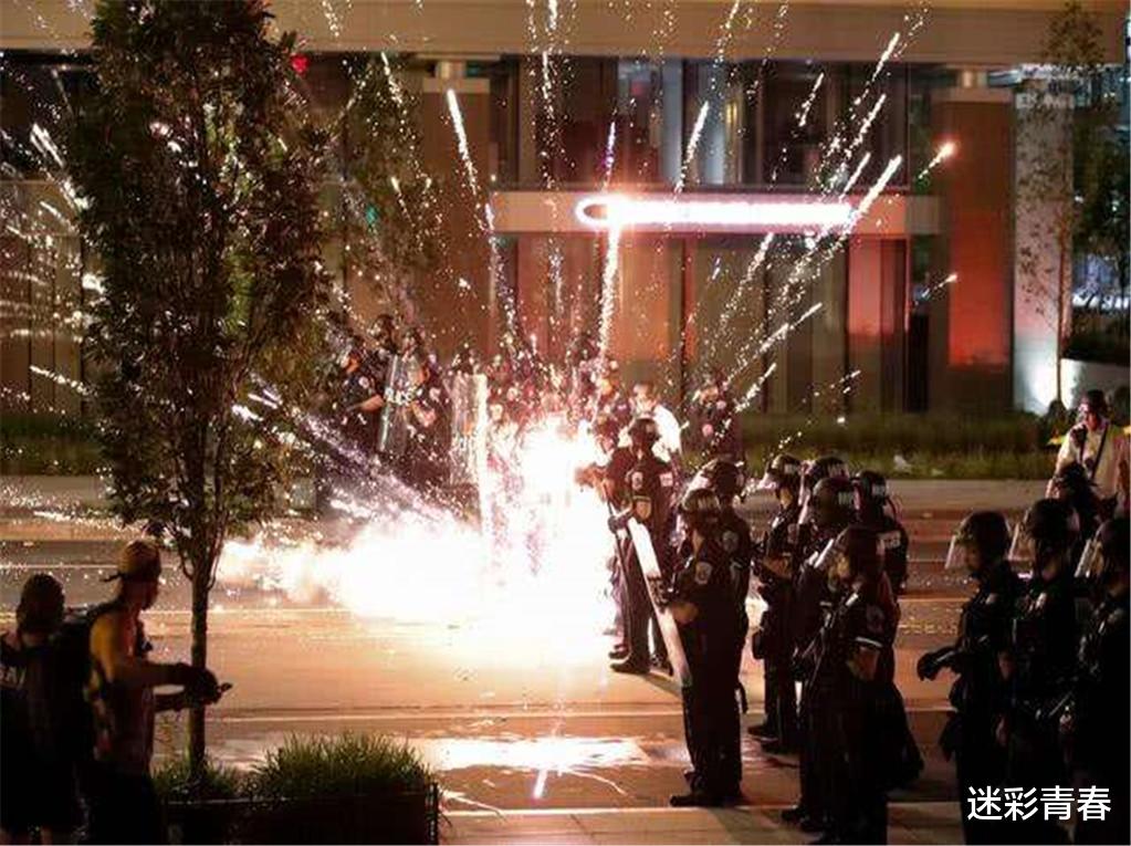 美国■大批美国白人走上街头，他们以驱逐黑人出境为理由，加速美国走向分裂