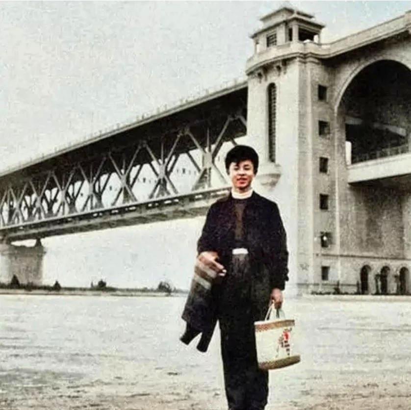 毛岸英|历史上过目难忘照片:武汉长江大桥前的雷锋,图3周恩来毛岸英毛岸青的合影