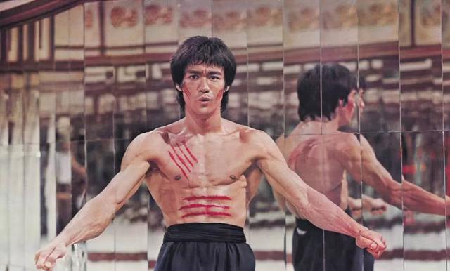 『李小龙』他7岁被父母抛弃，19岁被李小龙暴打，24岁抓住机会成为一代巨星！