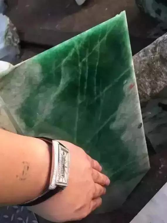 「文玩」高价买的全赌色料翡翠原石被坑，10倍价格买回，结果切涨百倍