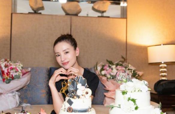 大门|董洁晒出自己家豪宅，如今搬回跟父母一起住，厨房里还养着走地鸡