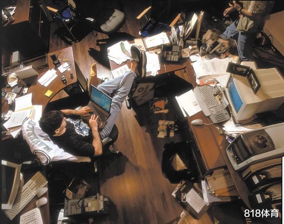 马克·库班■亿万富翁库班2.8万平豪宅曝光！卧室浴室多到数不清，客厅里打棒球