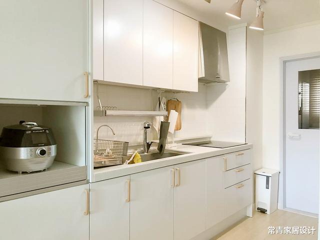 「」丁克夫妻的60㎡小家，一室一厅一个阳台当花园，极简日式一尘不染