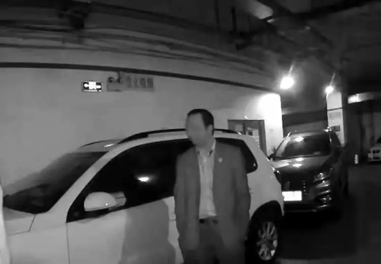 客服|自称警察还出手伤人，男子亮出工作证“007”！原因竟是…