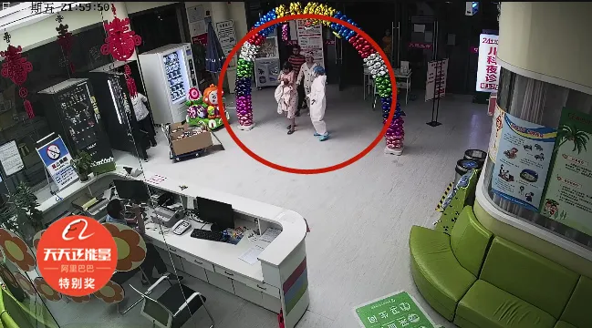 「小姐姐」90后护士直接咽下婴儿呼吸道吸出物,网友吵翻了,阿里正能量:奖励她!