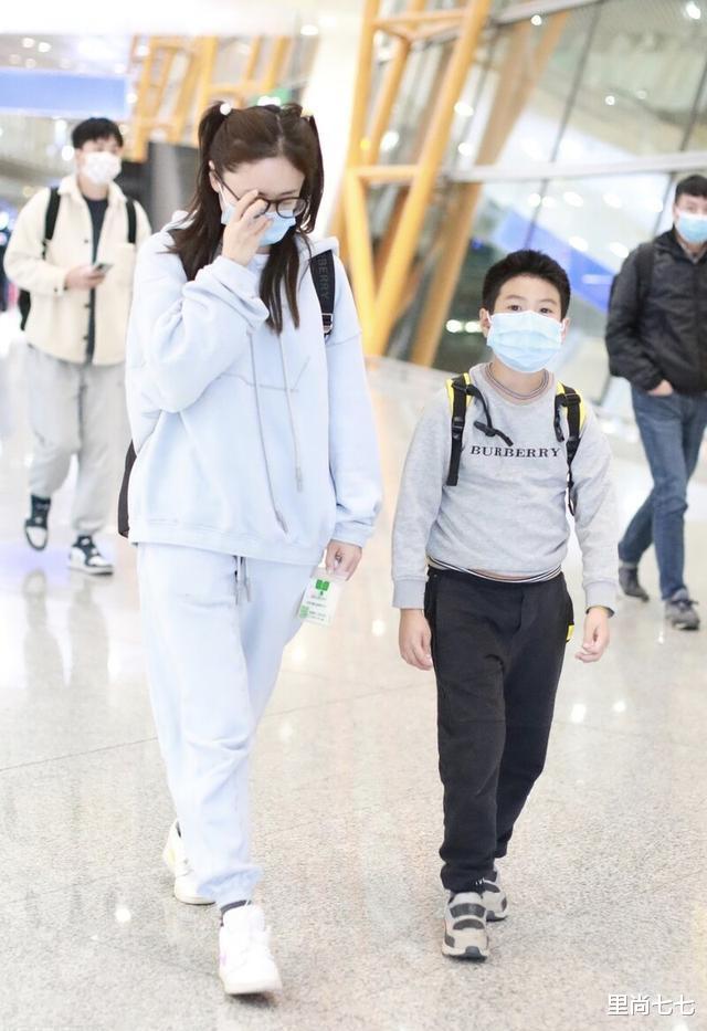 穿衣搭配|刘芸只顾打扮自己，9岁儿子衣服小到露肚腩，双肩耷拉仪态像郑钧