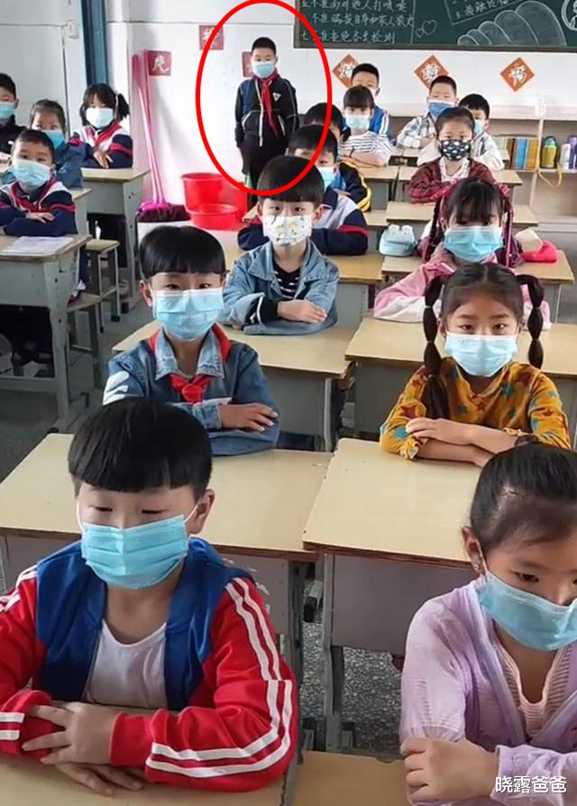 『』开学后班里多了一名学生,而且都不承认是“卧底”,老师做法亮了