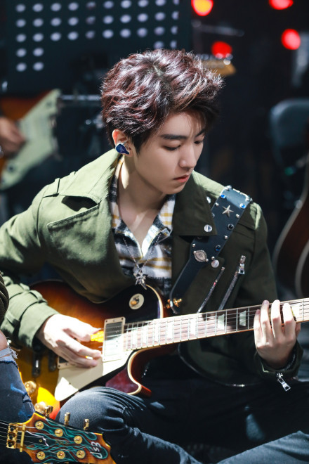 『王俊凯』紫薯色也这么好看，王俊凯穿套装亮相综艺，小龙虾衬衫看饿了