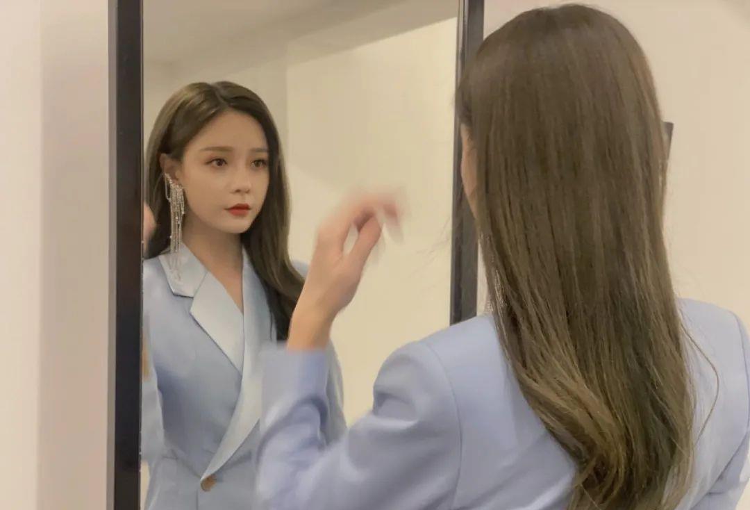 沈梦辰|沈梦辰没有刘海就像换了张脸！偏分刘海露出明朗五官，你怎么看？