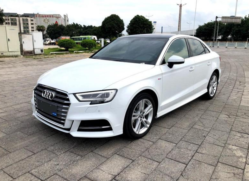 奥迪A3|卖“白菜价”的豪车！从19万降到14.86万，油耗5.8L，后悔买思域