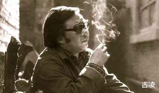 路遥@路遥去世后，养母坐在村口的石头上，一直守望着儿子回家的路