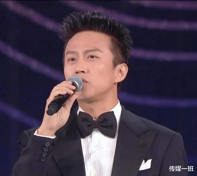 周冬雨|金鸡奖颁奖晚会搞笑瞬间，影后周冬雨自黑：我小黄鸭也变成了金鸡