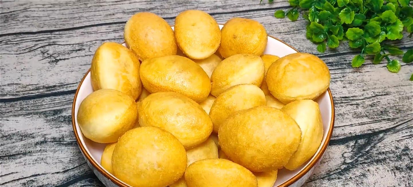 「油饼」面粉很神奇的做法,杯子一按放锅里,个个空心鼓大泡,简单的美味