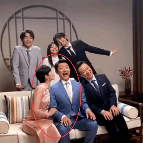 以家人之名|《以家人之名》李尖尖和凌霄谈恋爱，贺子秋怎么办，合照早就暗示结局