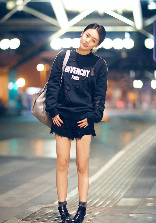 「穿衣搭配」32岁马思纯少女感不减！大胆挑战“漫画刘海”，效果不比lisa差