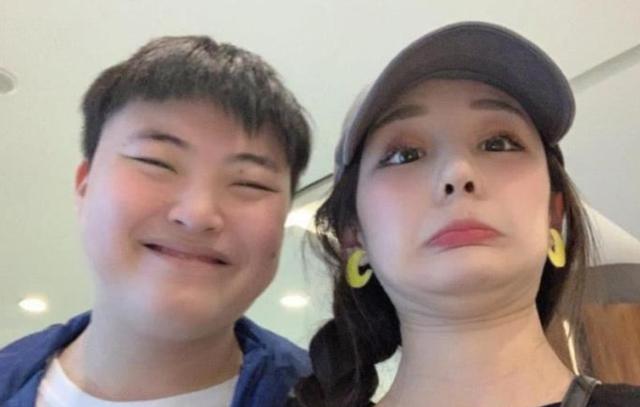 #Uzi#UZI女友“放飞自我”当众穿上瑜伽裤，看到腿型那刻，太美啦