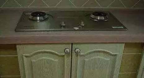 『』老爸坚持用砖头在厨房砌橱柜, 看着成品效果全家都愣住了