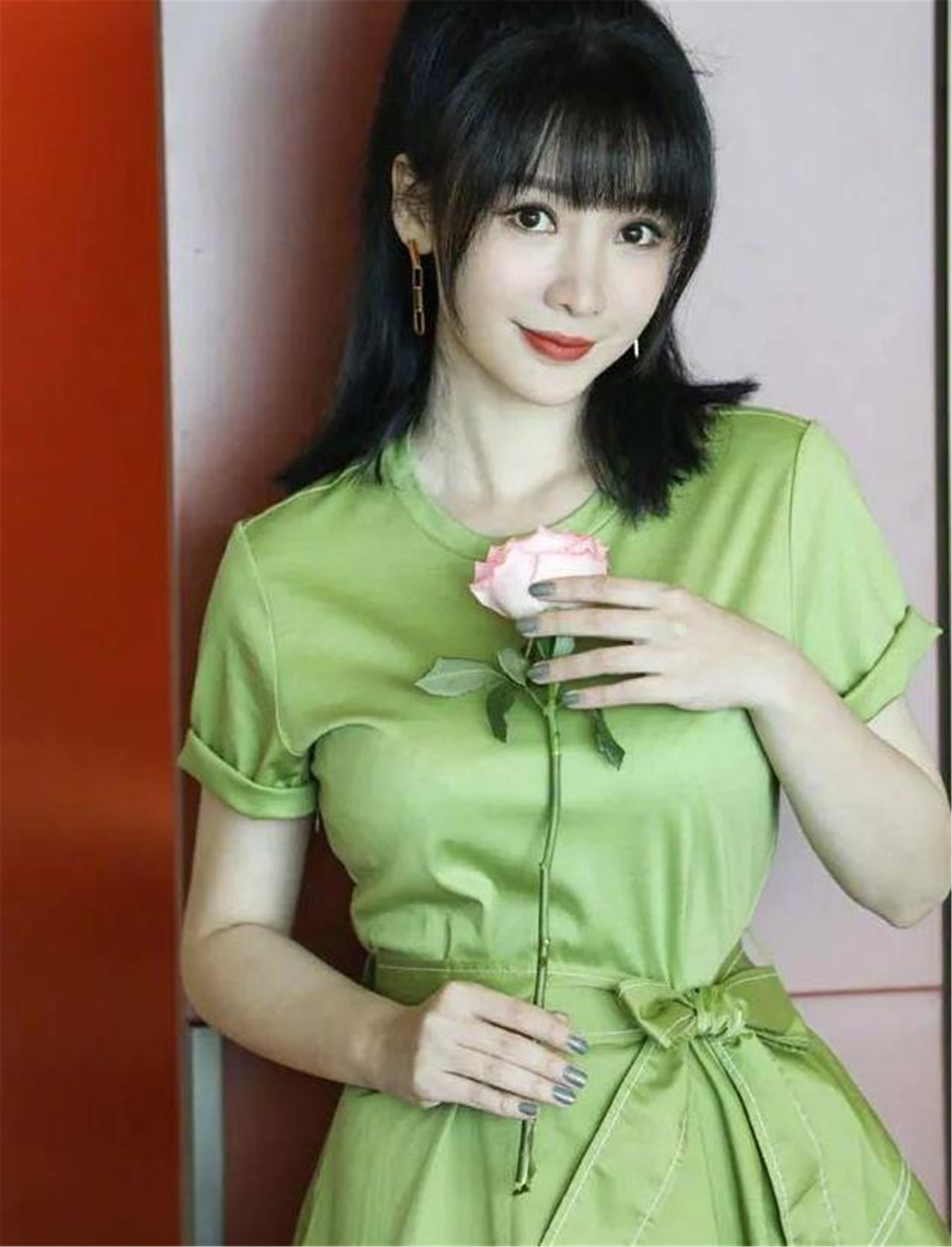 柳岩|柳岩真是大号“水蜜桃”,包裹严实也藏不住,40岁身材依旧火辣