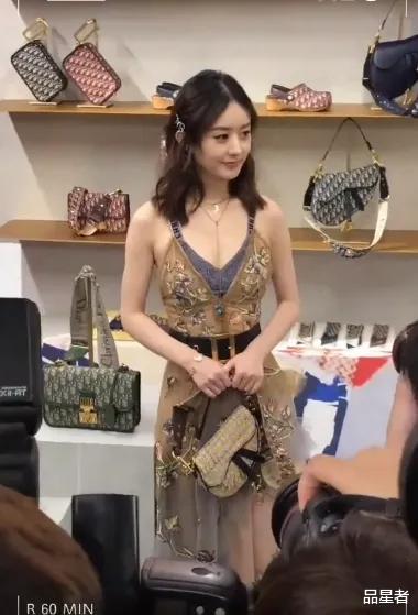 赵丽颖▲有种保守叫赵丽颖，故意在吊带裙里叠穿一件，效果却美出新高度