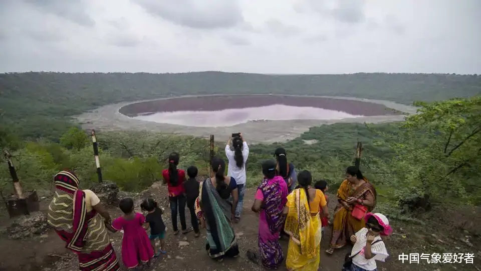 「印度」自然奇观?坏事前兆?印度湖泊一夜之间由绿变红,专家难以解释!