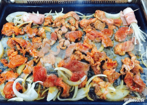 蛋糕▲吃烤肉时 ，服务员不停问“需要换纸吗”，很多人不懂其中的暗示